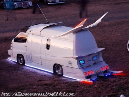 FOTO: Japonezii si tuningul auto, baba si mitraliera! TOP 15 cele mai dubioase masini:
