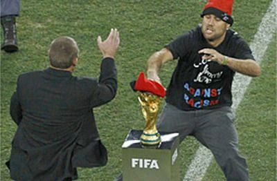 VIDEO Jimmy Jump a incercat sa 'FURE' Cupa Mondiala chiar la FINALA!_2