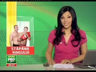 VIDEO: Inainte de batalia cu bulgarii, Tolea si Atodiresei s-au distrat la sexy kombat!