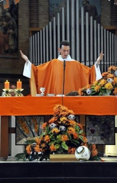 TARE! Fotbalul bate religia! Un preot olandez a atacat caracatita Paul intr-o slujba pentru finala!