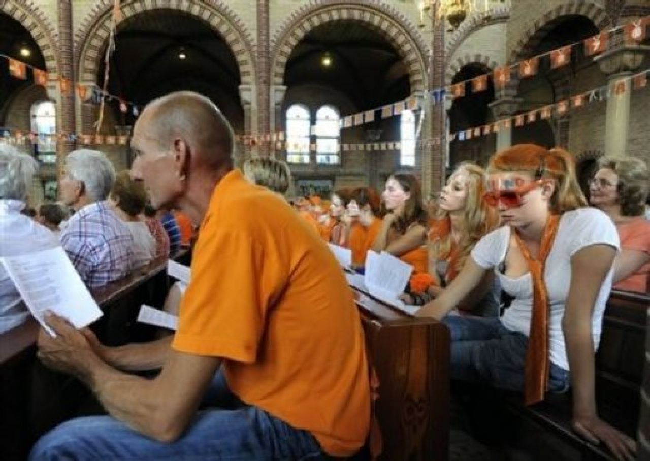 TARE! Fotbalul bate religia! Un preot olandez a atacat caracatita Paul intr-o slujba pentru finala!_3