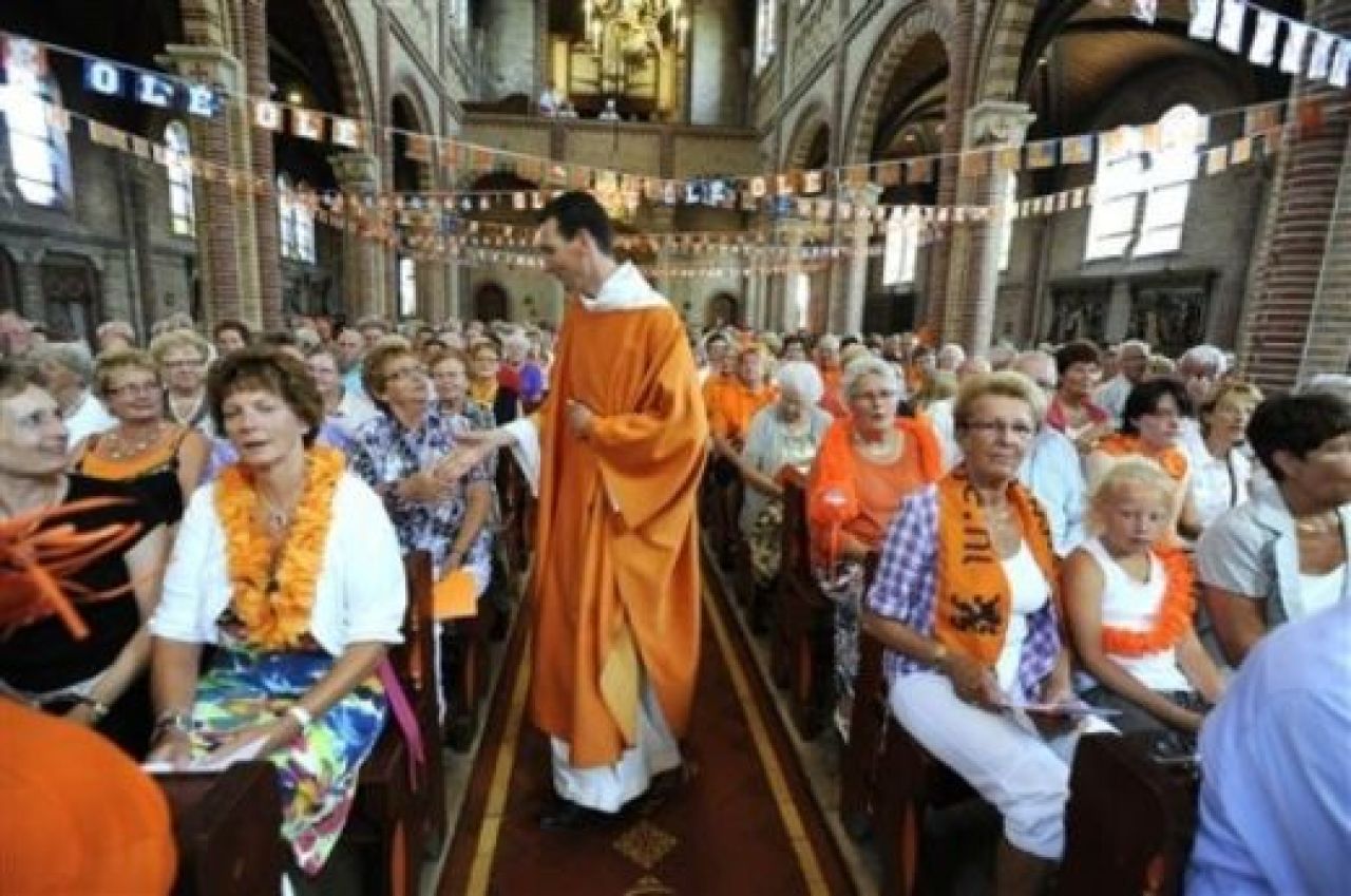 TARE! Fotbalul bate religia! Un preot olandez a atacat caracatita Paul intr-o slujba pentru finala!_4