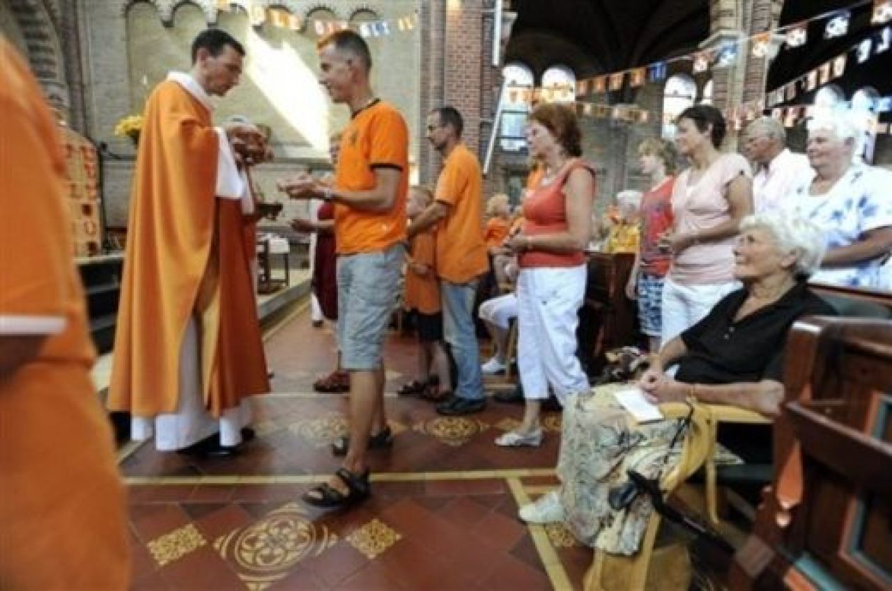 TARE! Fotbalul bate religia! Un preot olandez a atacat caracatita Paul intr-o slujba pentru finala!_6