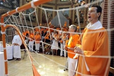 TARE! Fotbalul bate religia! Un preot olandez a atacat caracatita Paul intr-o slujba pentru finala!_7
