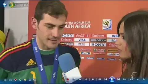 VIDEO In lacrimi Casillas a sarutat-o pasioanal in direct pe Sara Carbonero!