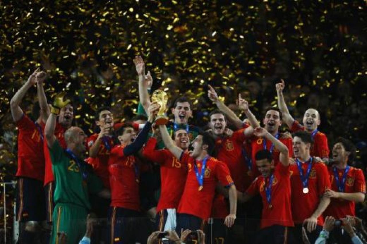 VIIDEO / Jucatorii Spaniei au sarbatorit cu BERE in vestiar! Fabregas si Puyol l-au imitat pe Al Bundy :))_3