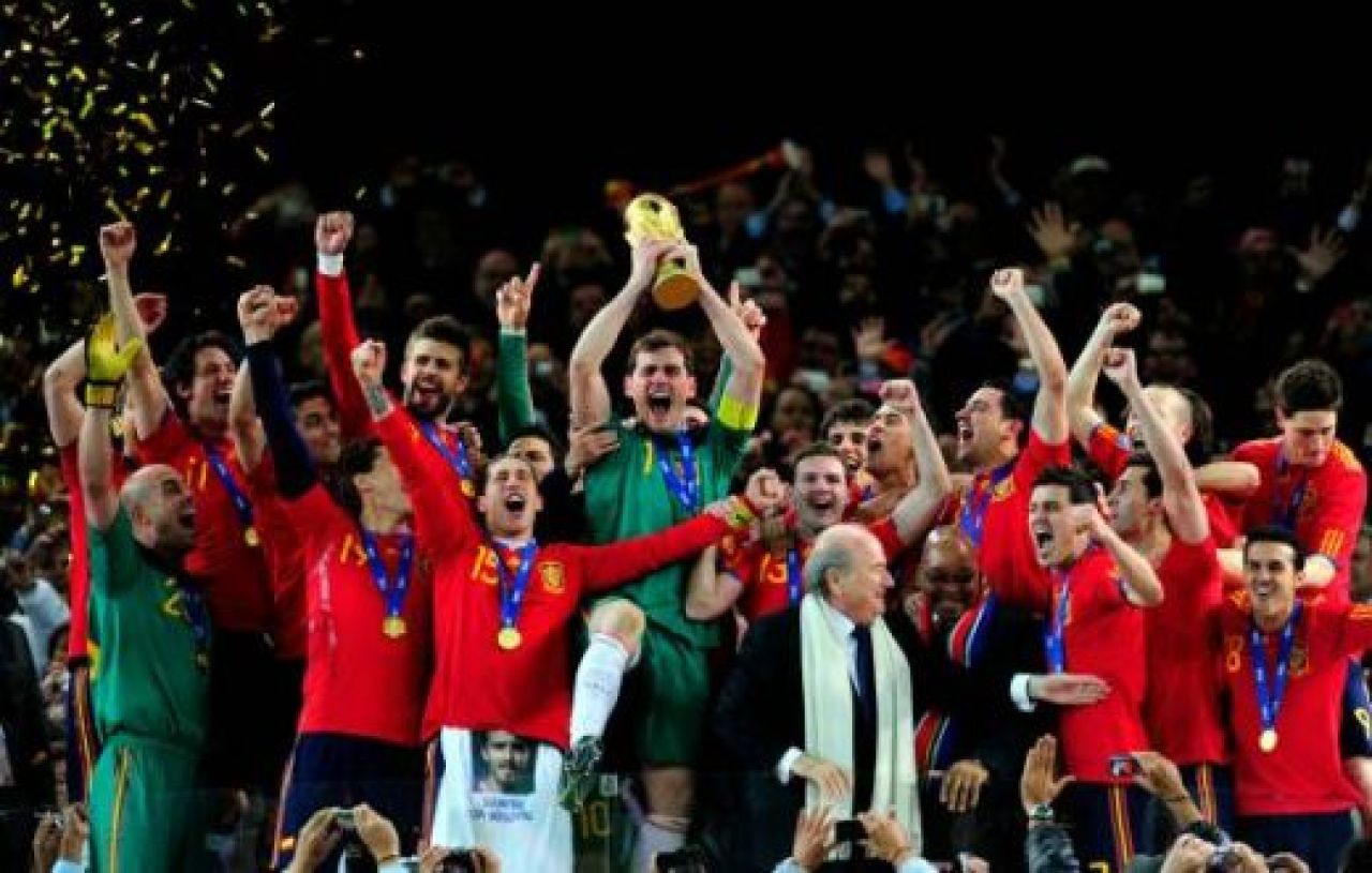 VIIDEO / Jucatorii Spaniei au sarbatorit cu BERE in vestiar! Fabregas si Puyol l-au imitat pe Al Bundy :))_4