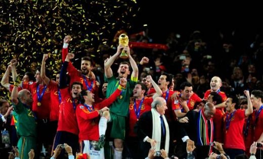 VIIDEO / Jucatorii Spaniei au sarbatorit cu BERE in vestiar! Fabregas si Puyol l-au imitat pe Al Bundy :))_5