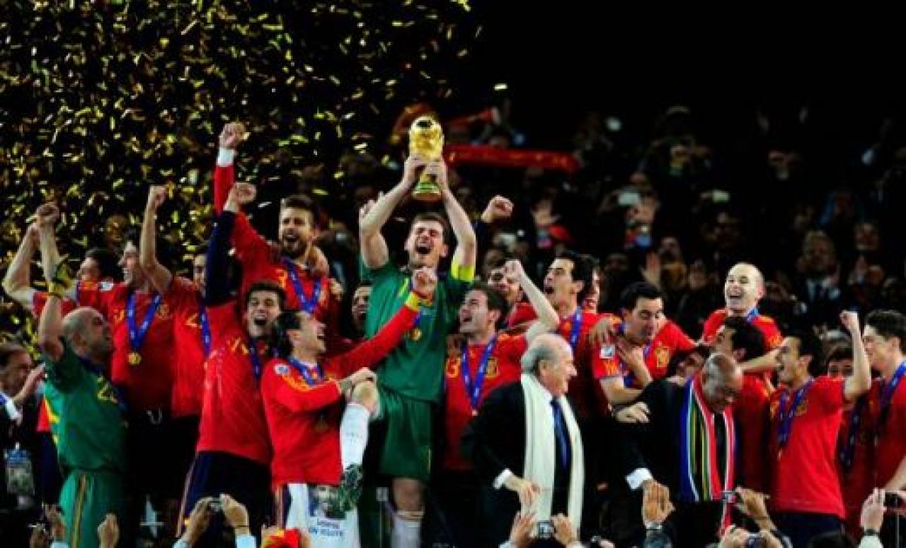 VIIDEO / Jucatorii Spaniei au sarbatorit cu BERE in vestiar! Fabregas si Puyol l-au imitat pe Al Bundy :))_5