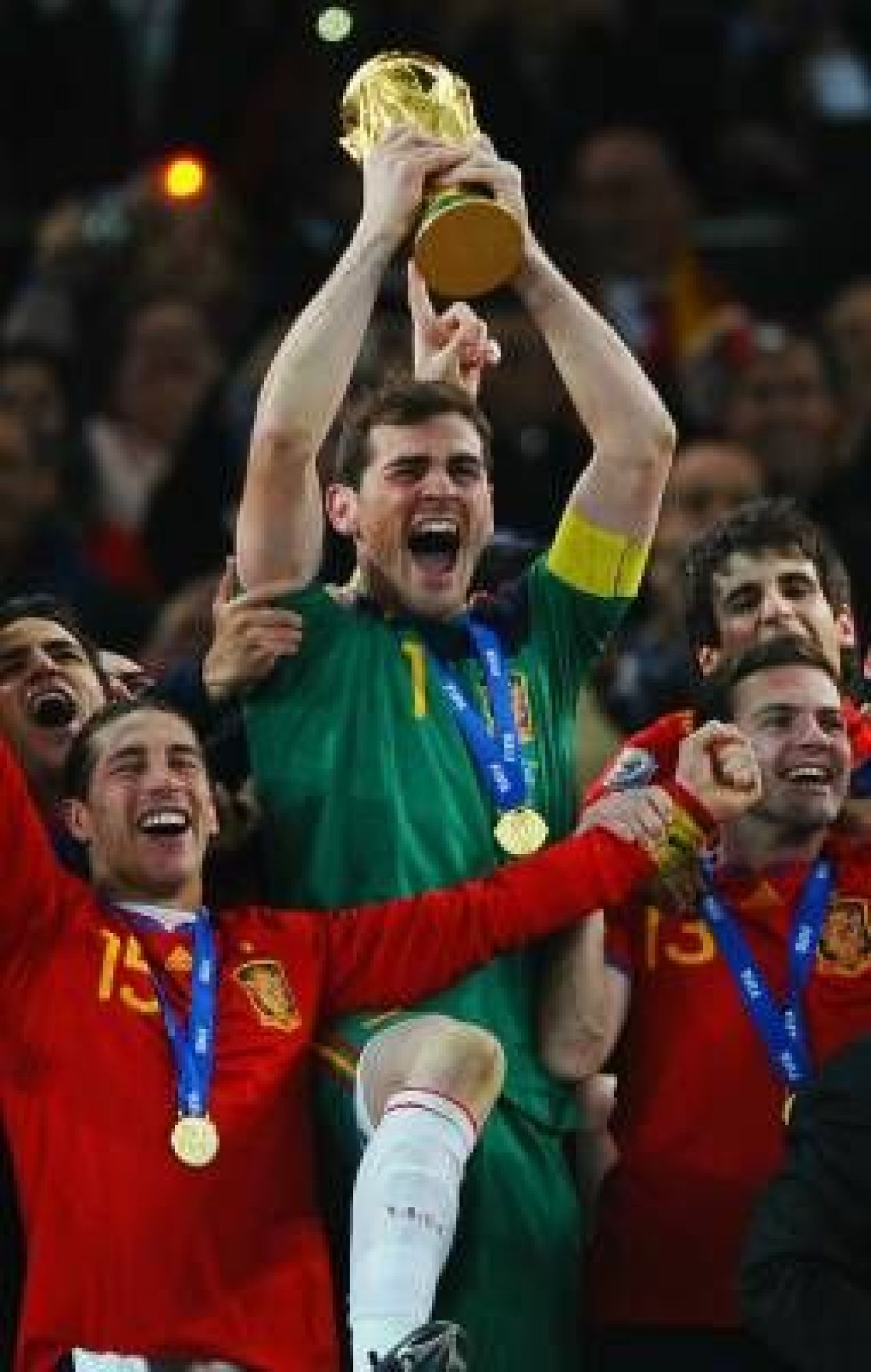 VIIDEO / Jucatorii Spaniei au sarbatorit cu BERE in vestiar! Fabregas si Puyol l-au imitat pe Al Bundy :))_6