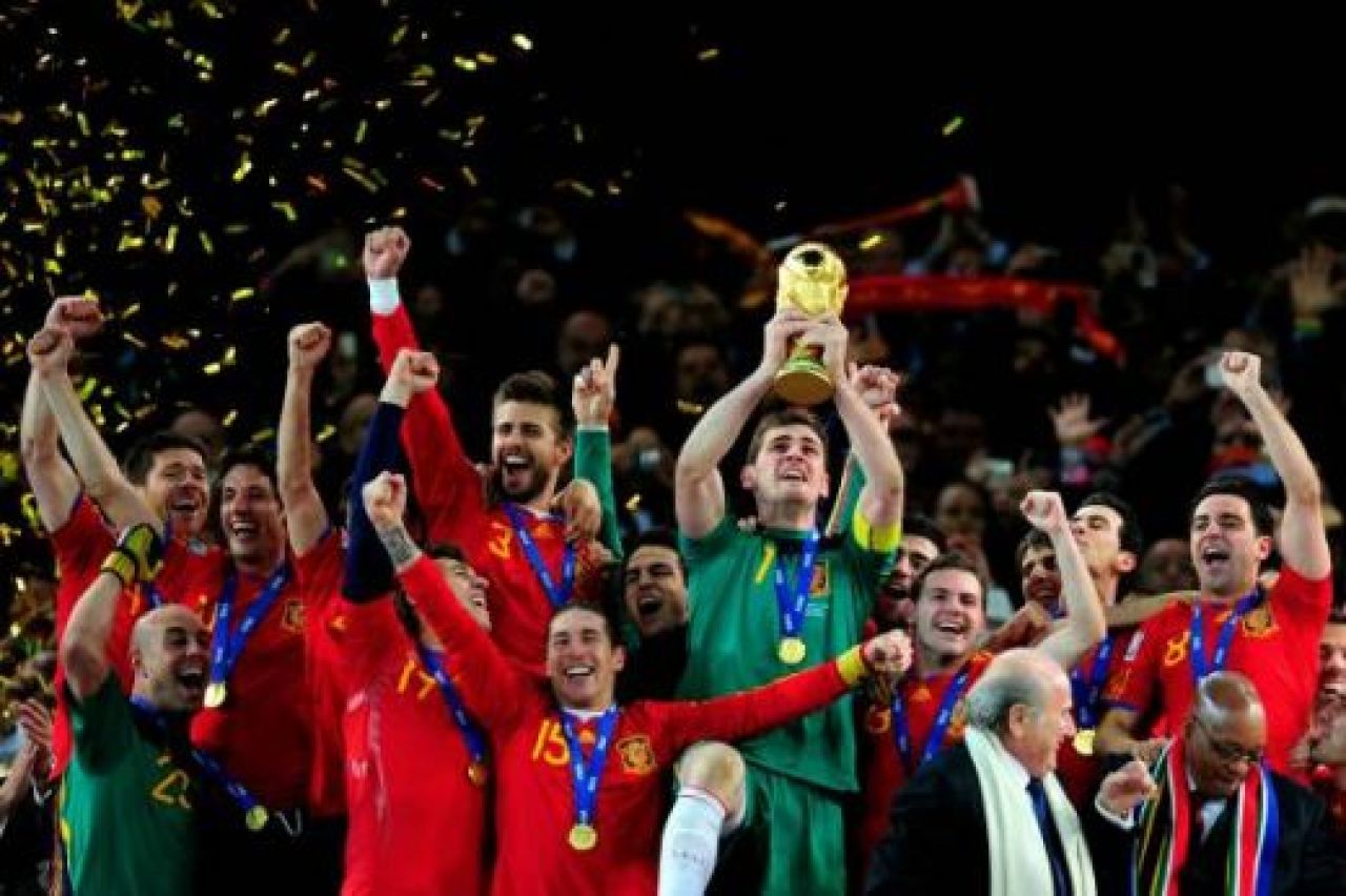 VIIDEO / Jucatorii Spaniei au sarbatorit cu BERE in vestiar! Fabregas si Puyol l-au imitat pe Al Bundy :))_7