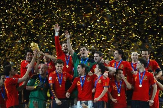VIIDEO / Jucatorii Spaniei au sarbatorit cu BERE in vestiar! Fabregas si Puyol l-au imitat pe Al Bundy :))_8