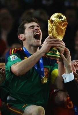 VIIDEO / Jucatorii Spaniei au sarbatorit cu BERE in vestiar! Fabregas si Puyol l-au imitat pe Al Bundy :))_9
