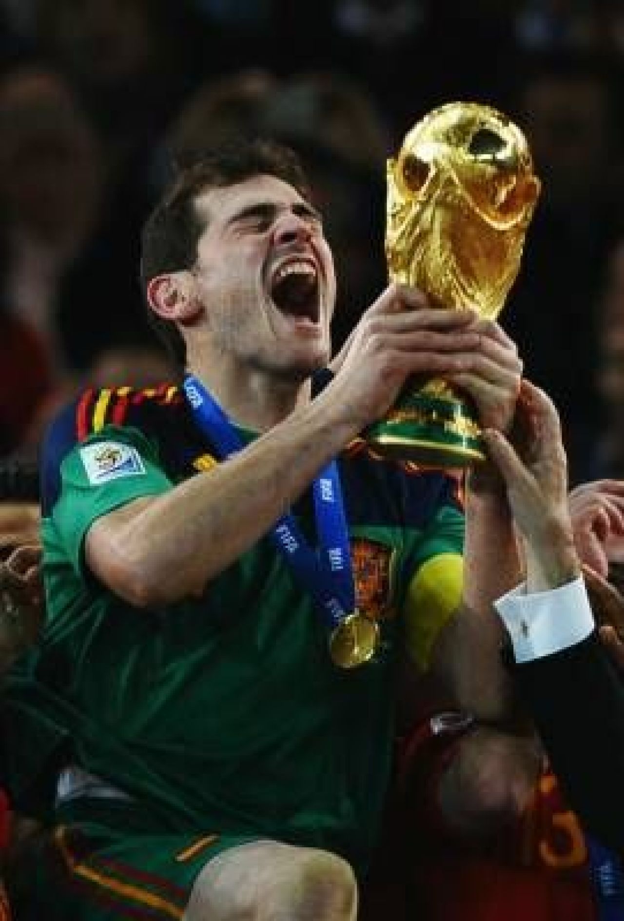 VIIDEO / Jucatorii Spaniei au sarbatorit cu BERE in vestiar! Fabregas si Puyol l-au imitat pe Al Bundy :))_9