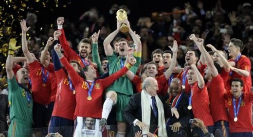 VIIDEO / Jucatorii Spaniei au sarbatorit cu BERE in vestiar! Fabregas si Puyol l-au imitat pe Al Bundy :))_11