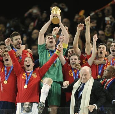 VIIDEO / Jucatorii Spaniei au sarbatorit cu BERE in vestiar! Fabregas si Puyol l-au imitat pe Al Bundy :))_12