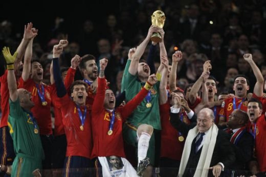 VIIDEO / Jucatorii Spaniei au sarbatorit cu BERE in vestiar! Fabregas si Puyol l-au imitat pe Al Bundy :))_10