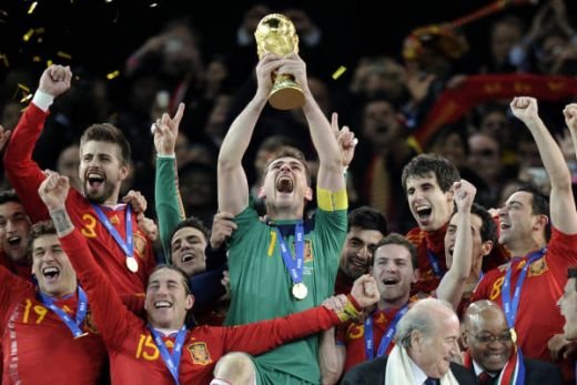 VIIDEO / Jucatorii Spaniei au sarbatorit cu BERE in vestiar! Fabregas si Puyol l-au imitat pe Al Bundy :))_13