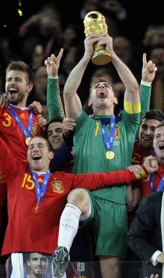 VIIDEO / Jucatorii Spaniei au sarbatorit cu BERE in vestiar! Fabregas si Puyol l-au imitat pe Al Bundy :))_14