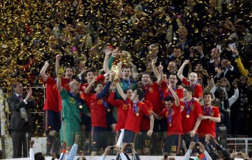 VIIDEO / Jucatorii Spaniei au sarbatorit cu BERE in vestiar! Fabregas si Puyol l-au imitat pe Al Bundy :))_15
