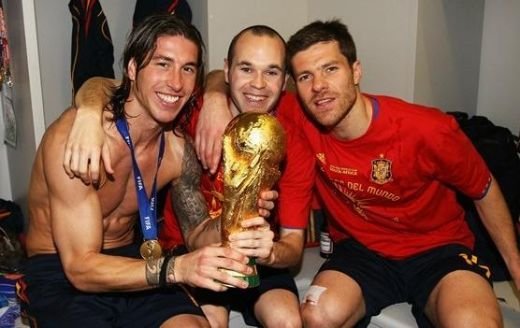 VIIDEO / Jucatorii Spaniei au sarbatorit cu BERE in vestiar! Fabregas si Puyol l-au imitat pe Al Bundy :))_18