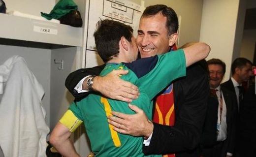VIIDEO / Jucatorii Spaniei au sarbatorit cu BERE in vestiar! Fabregas si Puyol l-au imitat pe Al Bundy :))_19