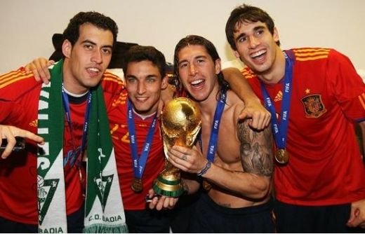 VIIDEO / Jucatorii Spaniei au sarbatorit cu BERE in vestiar! Fabregas si Puyol l-au imitat pe Al Bundy :))_20