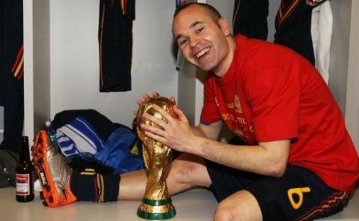 VIIDEO / Jucatorii Spaniei au sarbatorit cu BERE in vestiar! Fabregas si Puyol l-au imitat pe Al Bundy :))_21