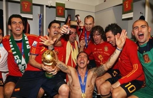 VIIDEO / Jucatorii Spaniei au sarbatorit cu BERE in vestiar! Fabregas si Puyol l-au imitat pe Al Bundy :))_22