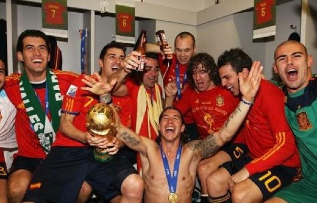 VIIDEO / Jucatorii Spaniei au sarbatorit cu BERE in vestiar! Fabregas si Puyol l-au imitat pe Al Bundy :))_22
