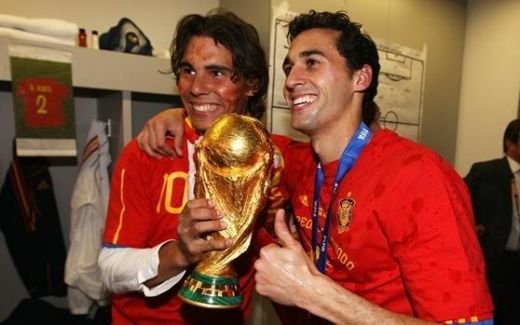 VIIDEO / Jucatorii Spaniei au sarbatorit cu BERE in vestiar! Fabregas si Puyol l-au imitat pe Al Bundy :))_23