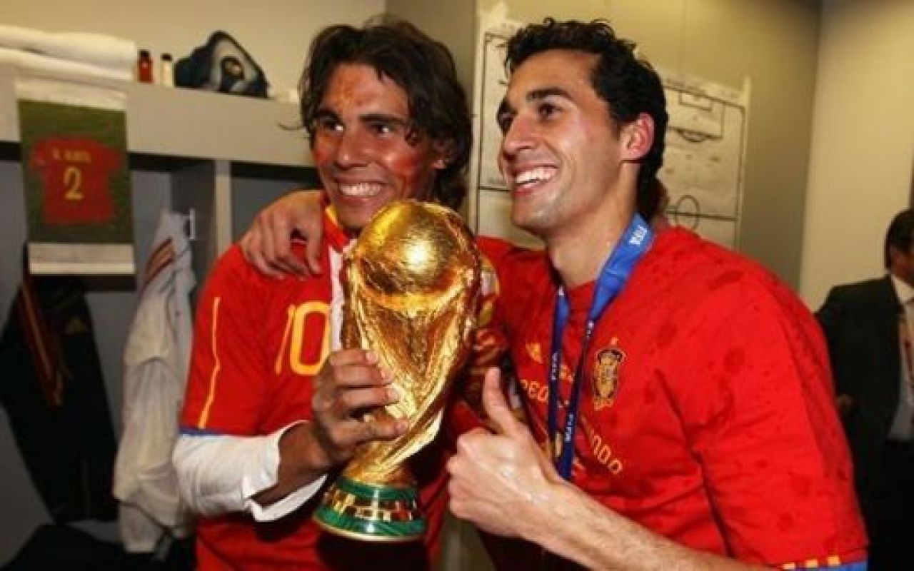 VIIDEO / Jucatorii Spaniei au sarbatorit cu BERE in vestiar! Fabregas si Puyol l-au imitat pe Al Bundy :))_23