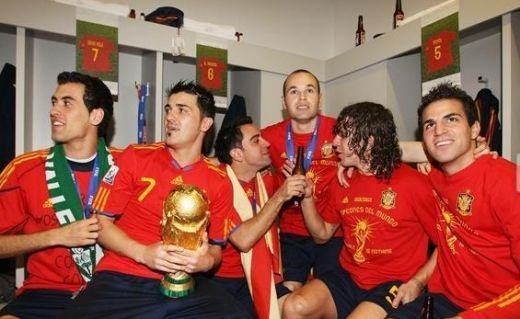 VIIDEO / Jucatorii Spaniei au sarbatorit cu BERE in vestiar! Fabregas si Puyol l-au imitat pe Al Bundy :))_25
