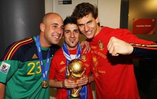 VIIDEO / Jucatorii Spaniei au sarbatorit cu BERE in vestiar! Fabregas si Puyol l-au imitat pe Al Bundy :))_26