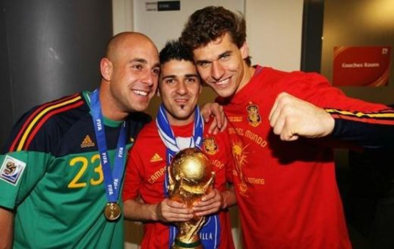 VIIDEO / Jucatorii Spaniei au sarbatorit cu BERE in vestiar! Fabregas si Puyol l-au imitat pe Al Bundy :))_26