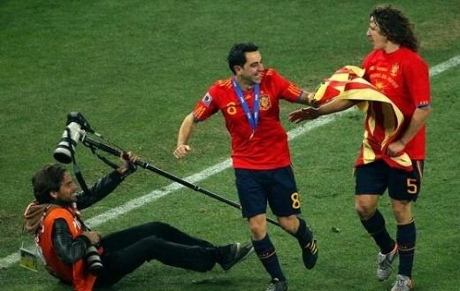 VIIDEO / Jucatorii Spaniei au sarbatorit cu BERE in vestiar! Fabregas si Puyol l-au imitat pe Al Bundy :))_27