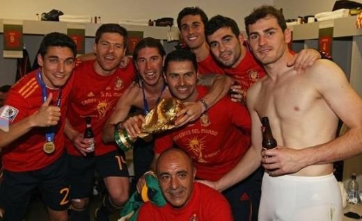 VIIDEO / Jucatorii Spaniei au sarbatorit cu BERE in vestiar! Fabregas si Puyol l-au imitat pe Al Bundy :))_29