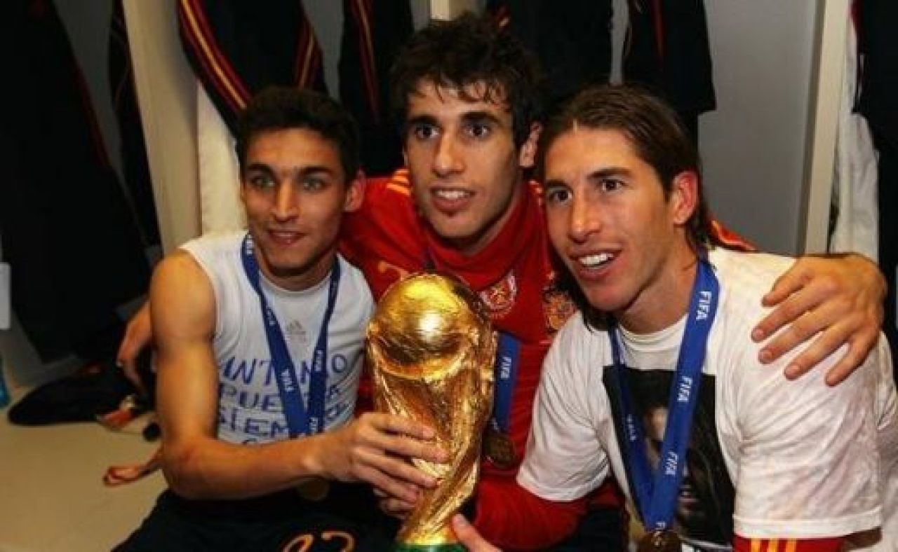 VIIDEO / Jucatorii Spaniei au sarbatorit cu BERE in vestiar! Fabregas si Puyol l-au imitat pe Al Bundy :))_31