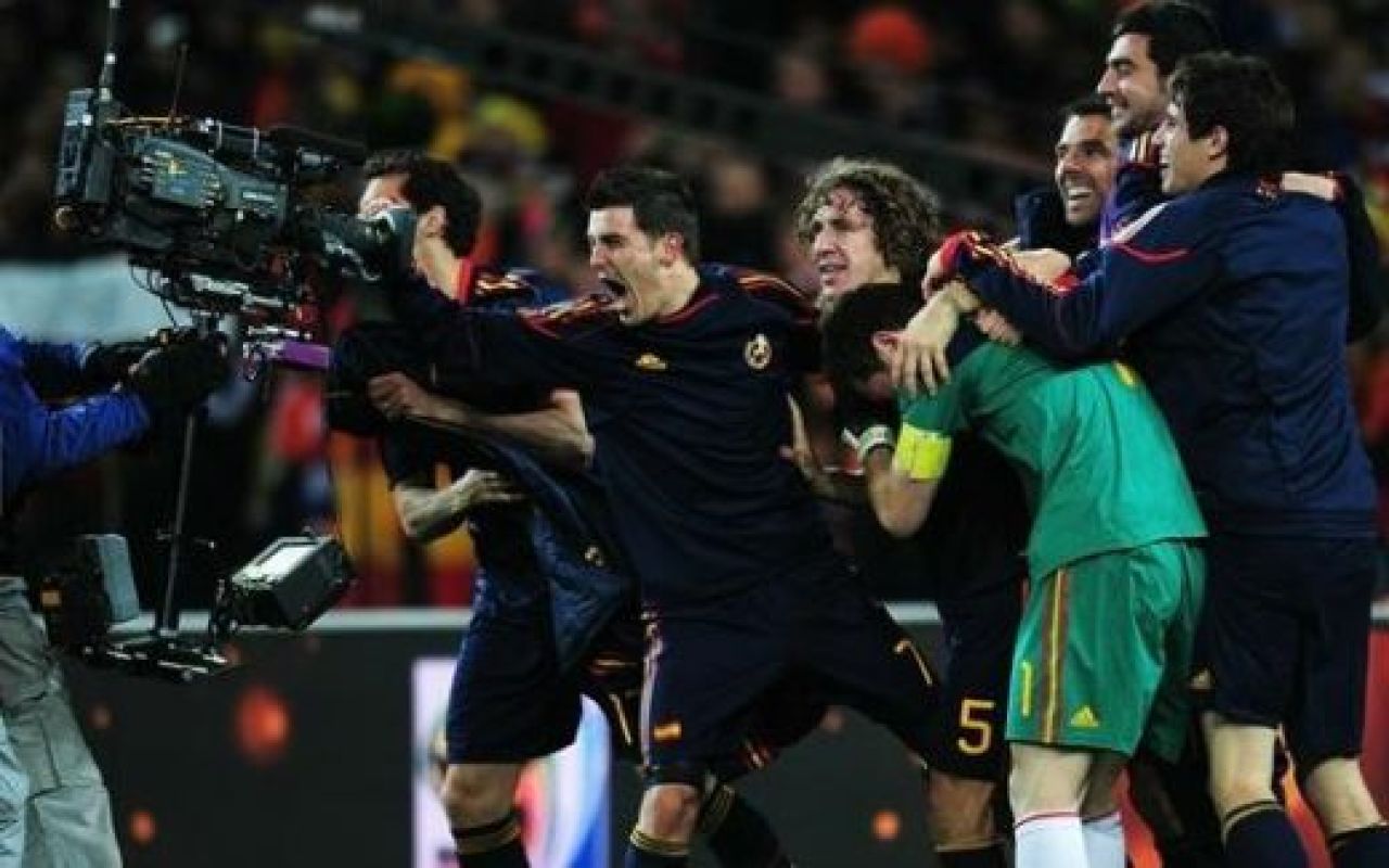 VIIDEO / Jucatorii Spaniei au sarbatorit cu BERE in vestiar! Fabregas si Puyol l-au imitat pe Al Bundy :))_32