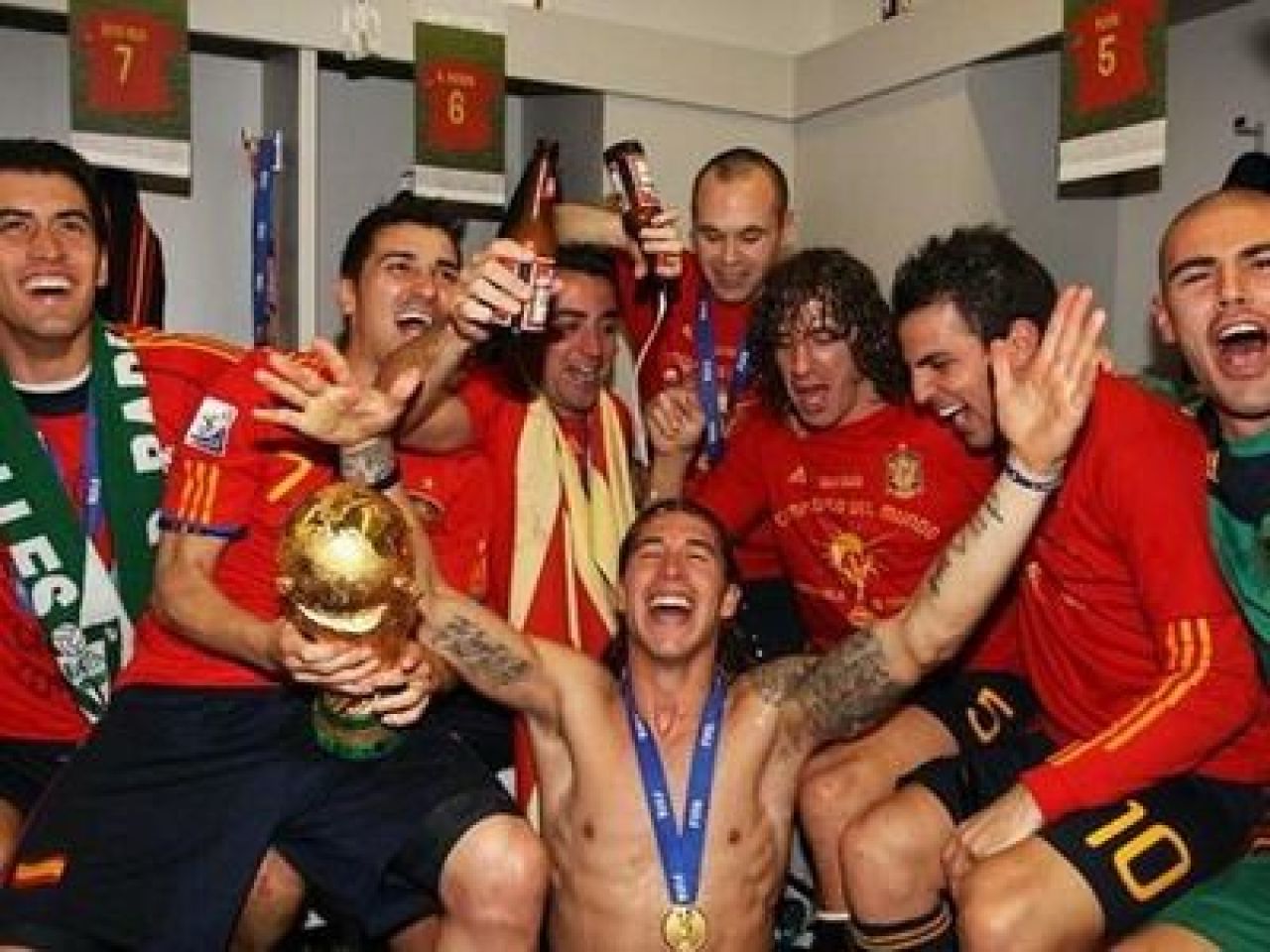 VIIDEO / Jucatorii Spaniei au sarbatorit cu BERE in vestiar! Fabregas si Puyol l-au imitat pe Al Bundy :))_33