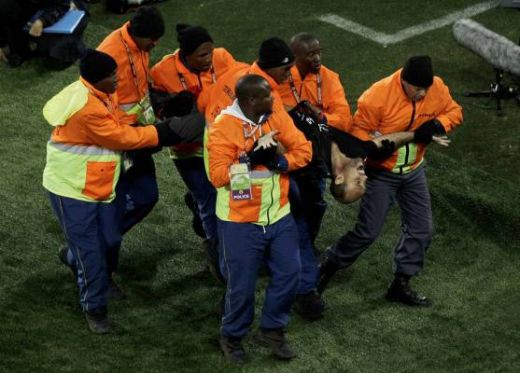 VIDEO Jimmy Jump a incercat sa 'FURE' Cupa Mondiala chiar la FINALA!_16