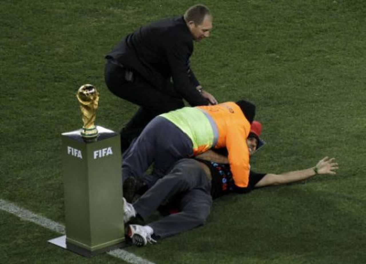 VIDEO Jimmy Jump a incercat sa 'FURE' Cupa Mondiala chiar la FINALA!_17