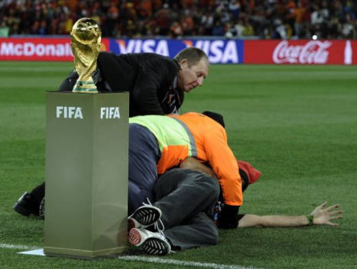 VIDEO Jimmy Jump a incercat sa 'FURE' Cupa Mondiala chiar la FINALA!_20