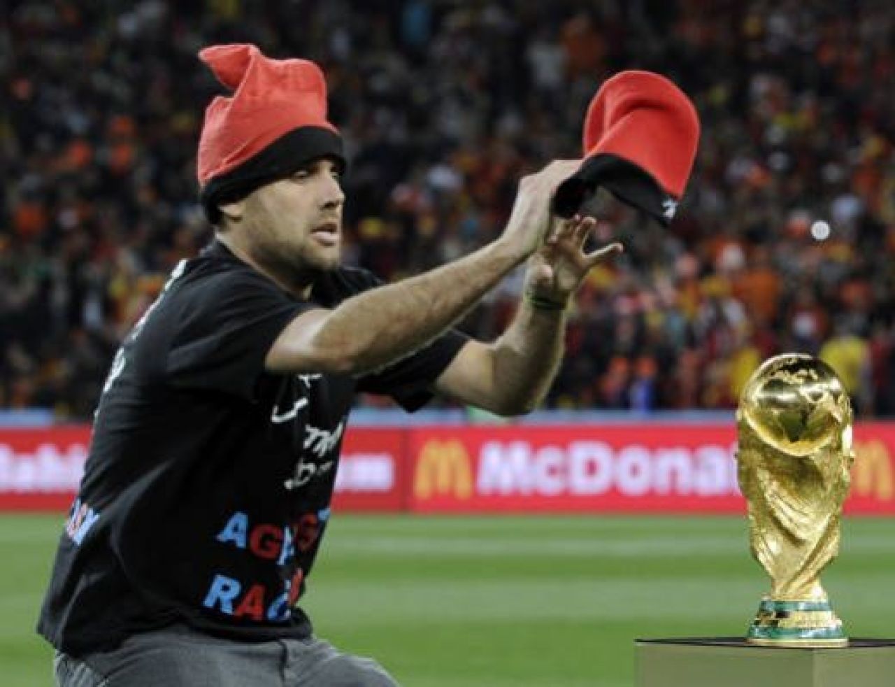 VIDEO Jimmy Jump a incercat sa 'FURE' Cupa Mondiala chiar la FINALA!_21