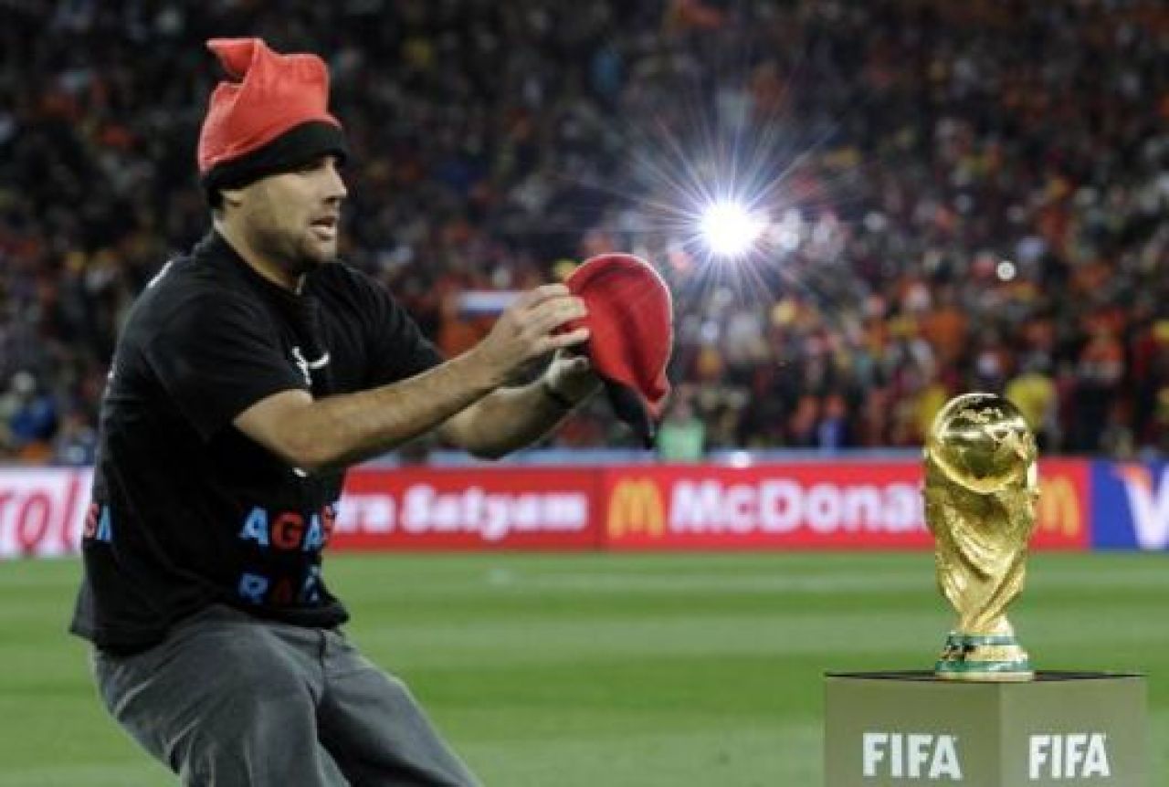 VIDEO Jimmy Jump a incercat sa 'FURE' Cupa Mondiala chiar la FINALA!_22