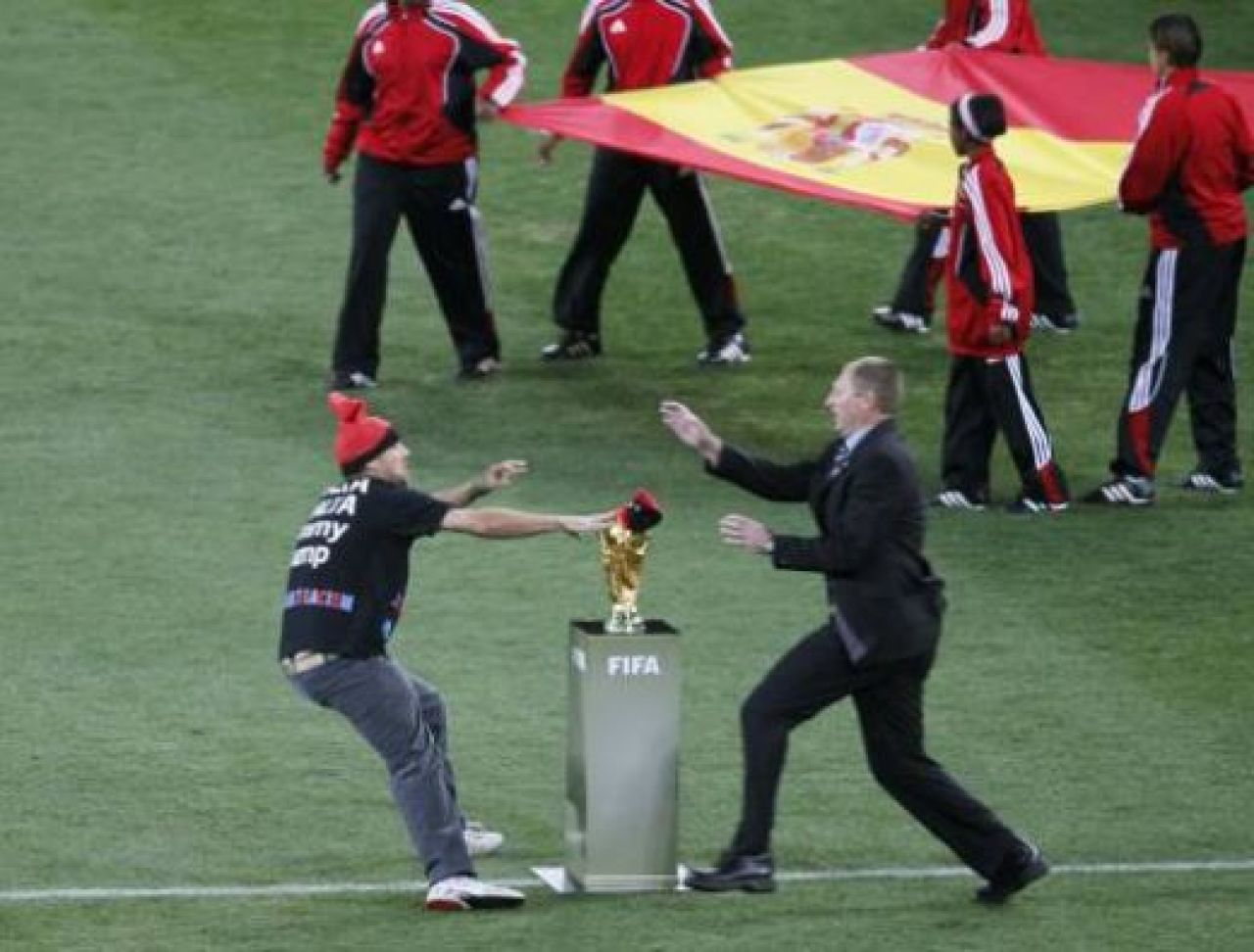 VIDEO Jimmy Jump a incercat sa 'FURE' Cupa Mondiala chiar la FINALA!_26