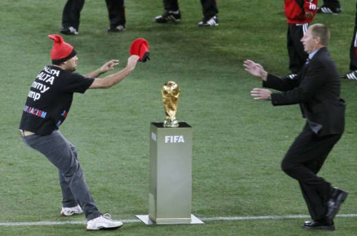 VIDEO Jimmy Jump a incercat sa 'FURE' Cupa Mondiala chiar la FINALA!_27