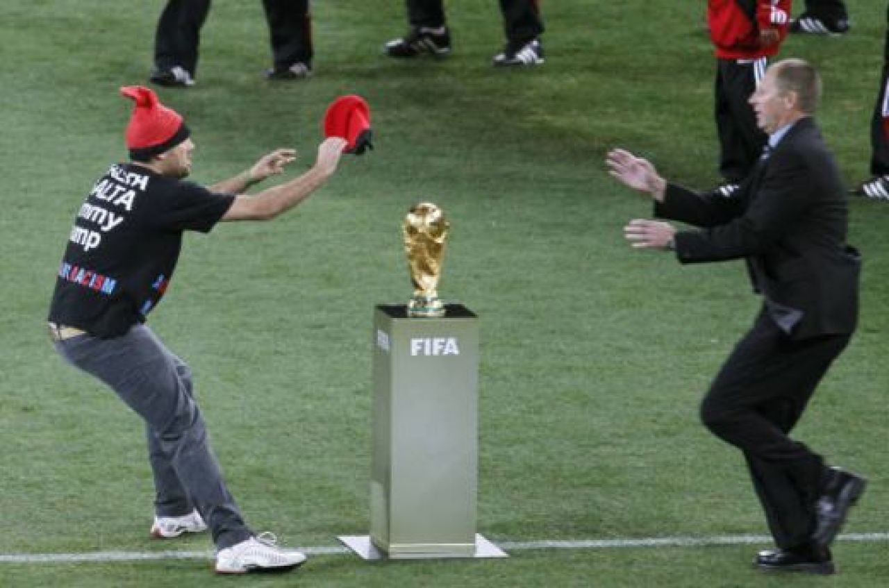 VIDEO Jimmy Jump a incercat sa 'FURE' Cupa Mondiala chiar la FINALA!_27