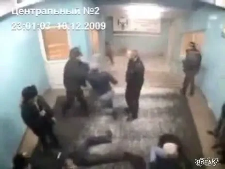 INSTRUCTIE! Un batranel a facut KO 5 suporteri la intrarea intr-un stadion!