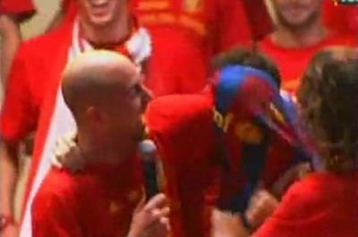 VIDEO / Cum l-au imbracat Pique si Puyol pe Fabregas la prezentarea Spaniei!